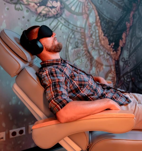 Mężczyzna leży na fotelu podczas terapii leczenia Ketaminą2