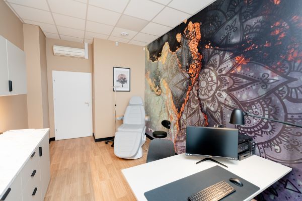 Zdjęcie lasu w przesyconych barwach