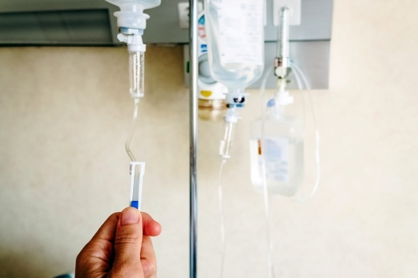 Na zdjęciu połączone ze sobą kolorowe kabelki, które kształtem przypominają głowę a w niej umysł