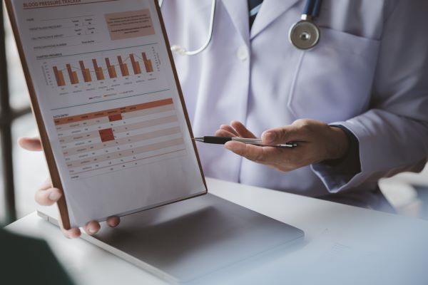 Lekarz pokazuje dane na wykresie